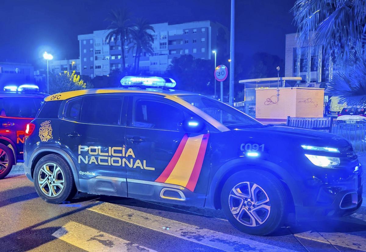 Vehículos de la Policía Nacional en el lugar donde se produjo la detención