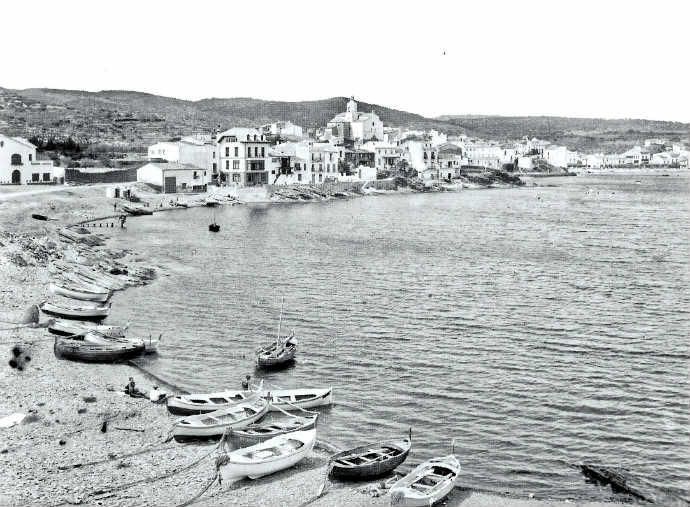 Platges des Llaner Petit i es Llaner Gros; al fons, algunes cases i l’església de Santa Maria, Cadaqués (1911-1944)