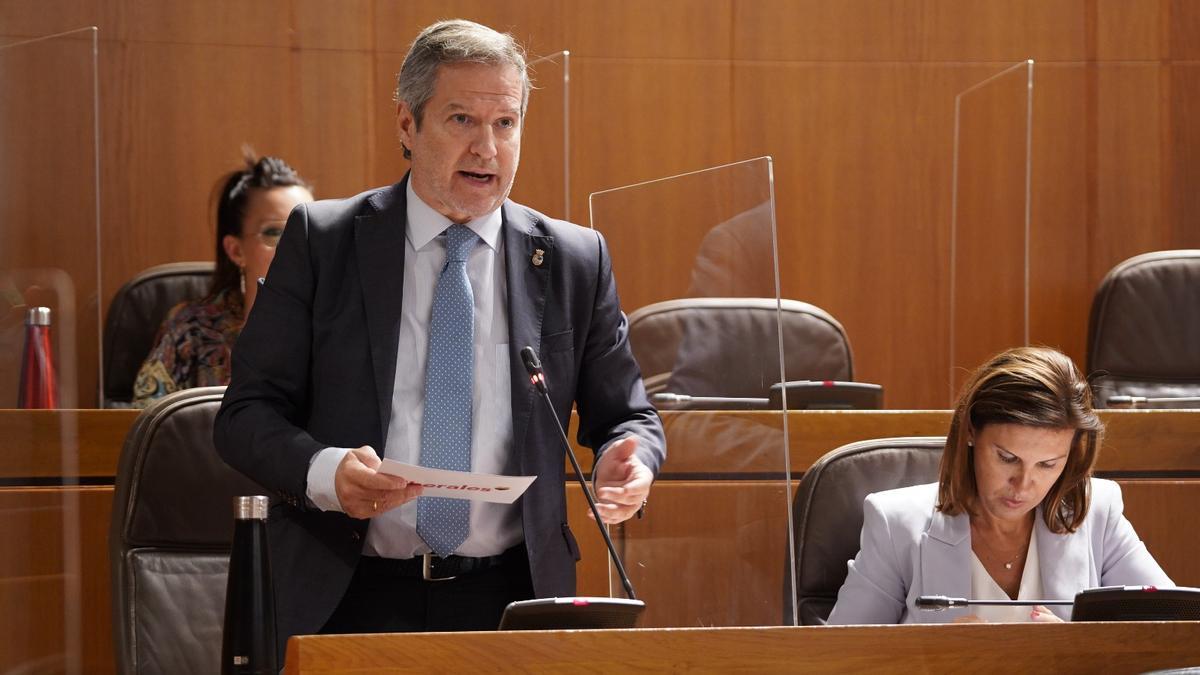 Pérez Calvo, durante su pregunta a Lambán en el pleno de las Cortes.