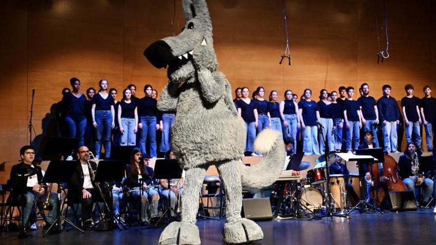 El coro de A Xunqueira I y la Chouque Big Band pusieron música a la inauguración, en la que no faltó Orbil, mascota del Salón.   | // RAFA VÁZQUEZ