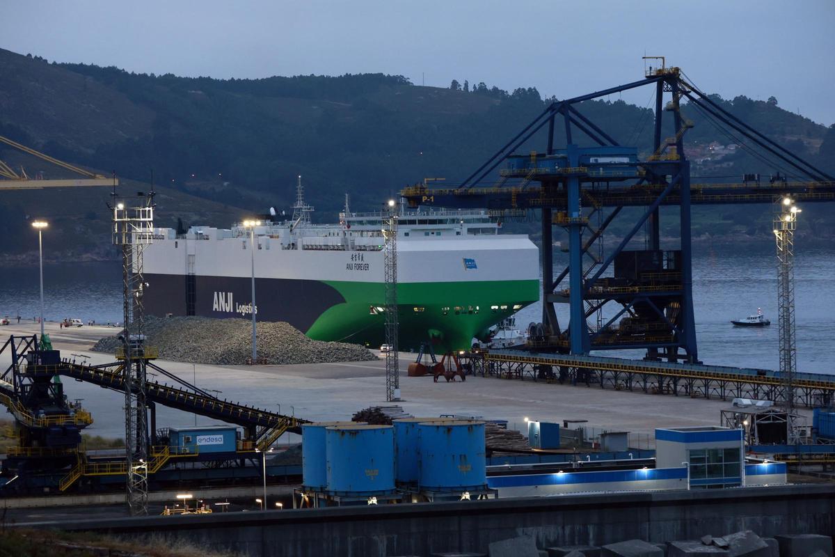 Desembarco de los coches de SAIC en Ferrol, esta mañana.