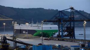 Desembarco de los coches de SAIC en Ferrol, esta mañana.
