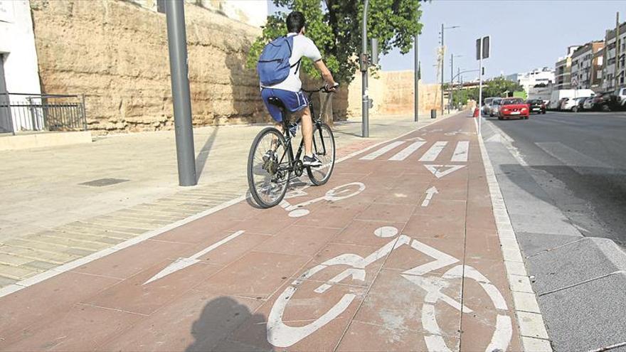 La Junta no construirá más carriles bici urbanos al ser competencia municipal