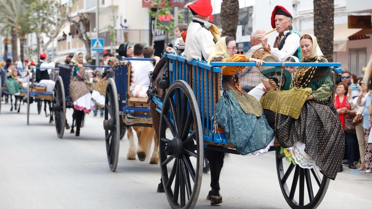 Desfile de carros en Santa Eulària.  | J.A. RIERA