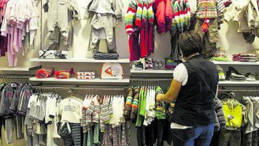 Una mujer en una tienda de ropa. |  // ADRIÁN IRAGO