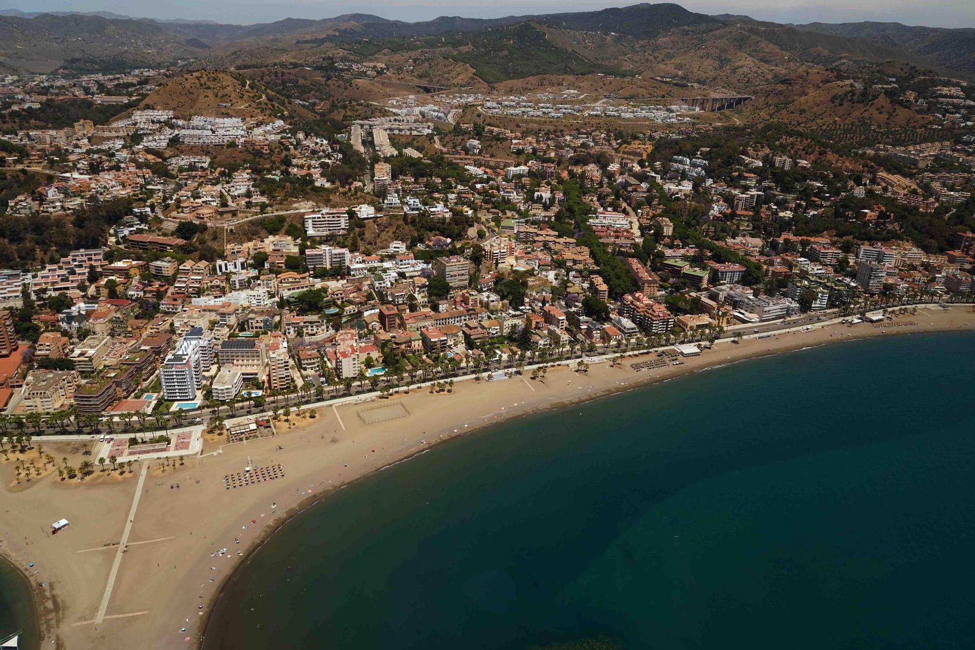 Vista aérea de Málaga que muestran las playas de Pedregalejo, el paseo marítimo, y el Parque Clavero.