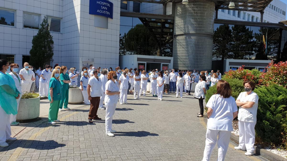 Alrededor de un centenar de avilesinos participaron ayer en el minuto de silencio por las víctimas del covid-19. | R. S.