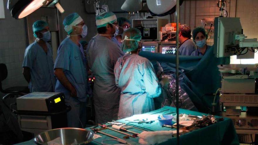Intervención quirúrgica en un hospital público asturiano.