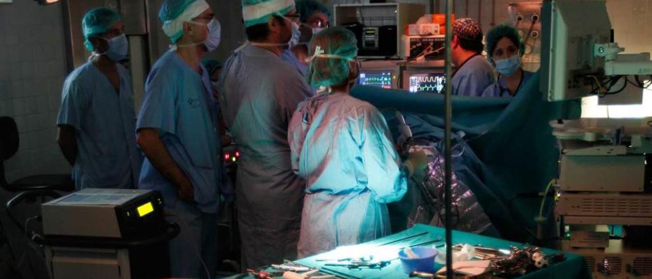 Intervención quirúrgica en un hospital público asturiano.