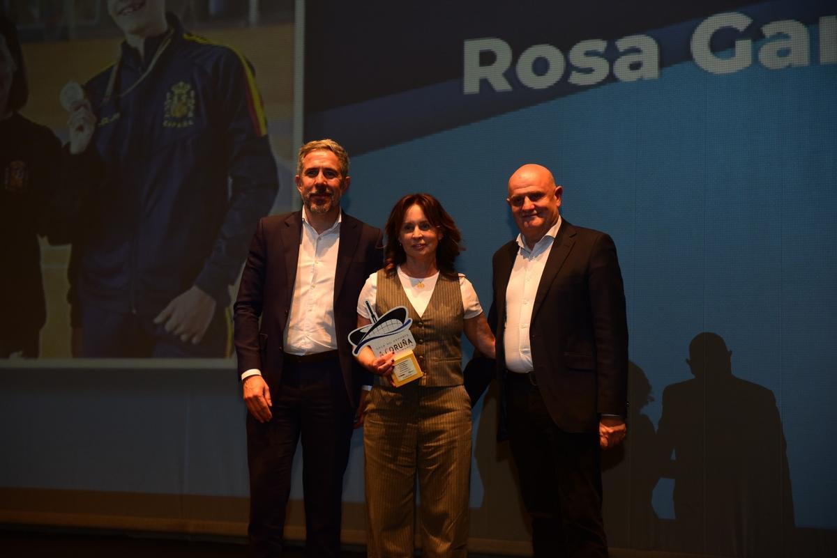 Rosa García con Francisco Duarte, director de Personas de Vegalsa, y Pedro Costa, gerente general de Prensa Ibérica en Galicia