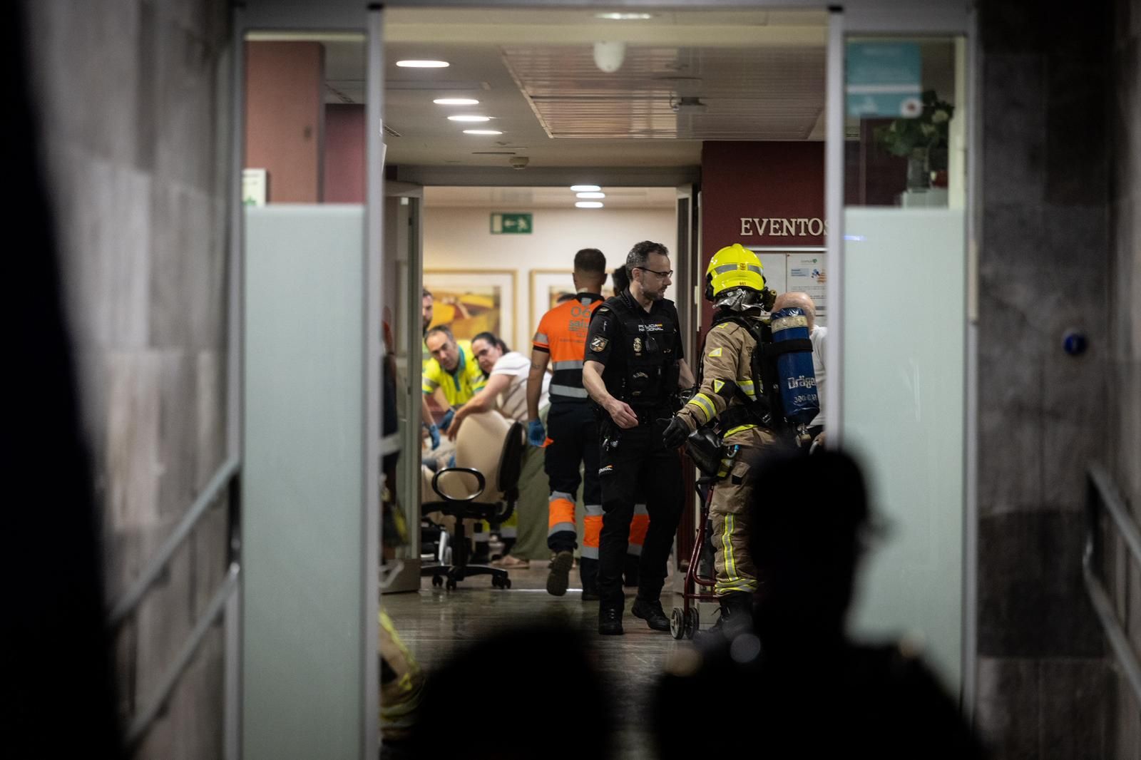 En imágenes | Desalojada la residencia Zalfonada de Zaragoza por un incendio