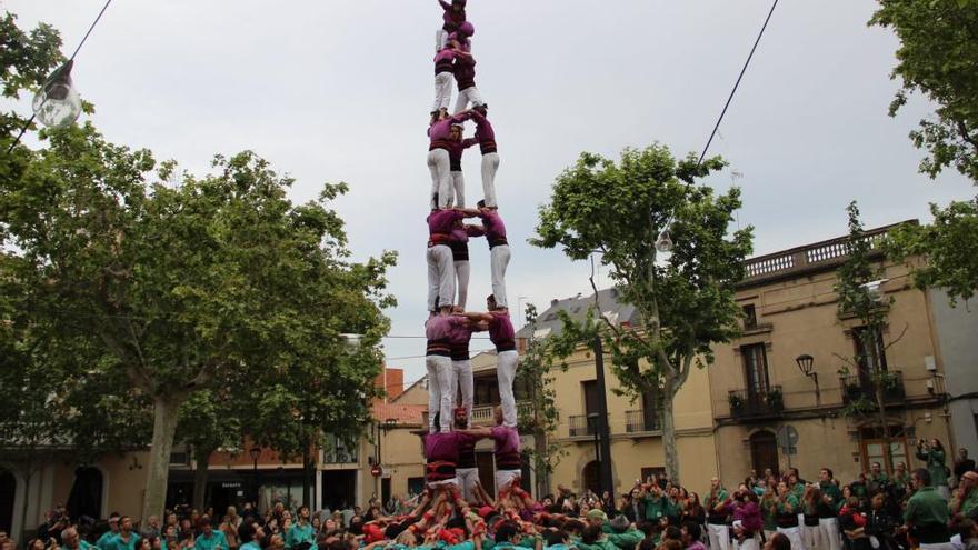 La colla igualadina aixecant un 3 de 8.