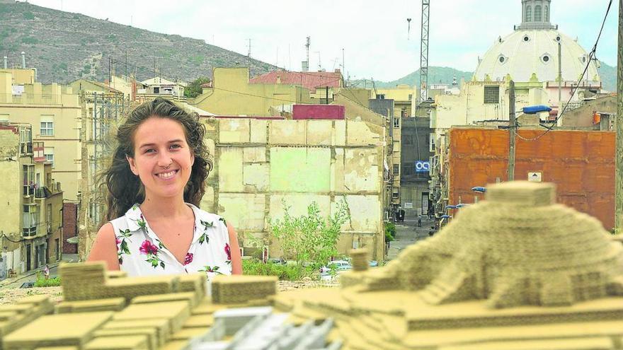 La alumna de la UPCT Marta Muñoz junto a su proyecto.