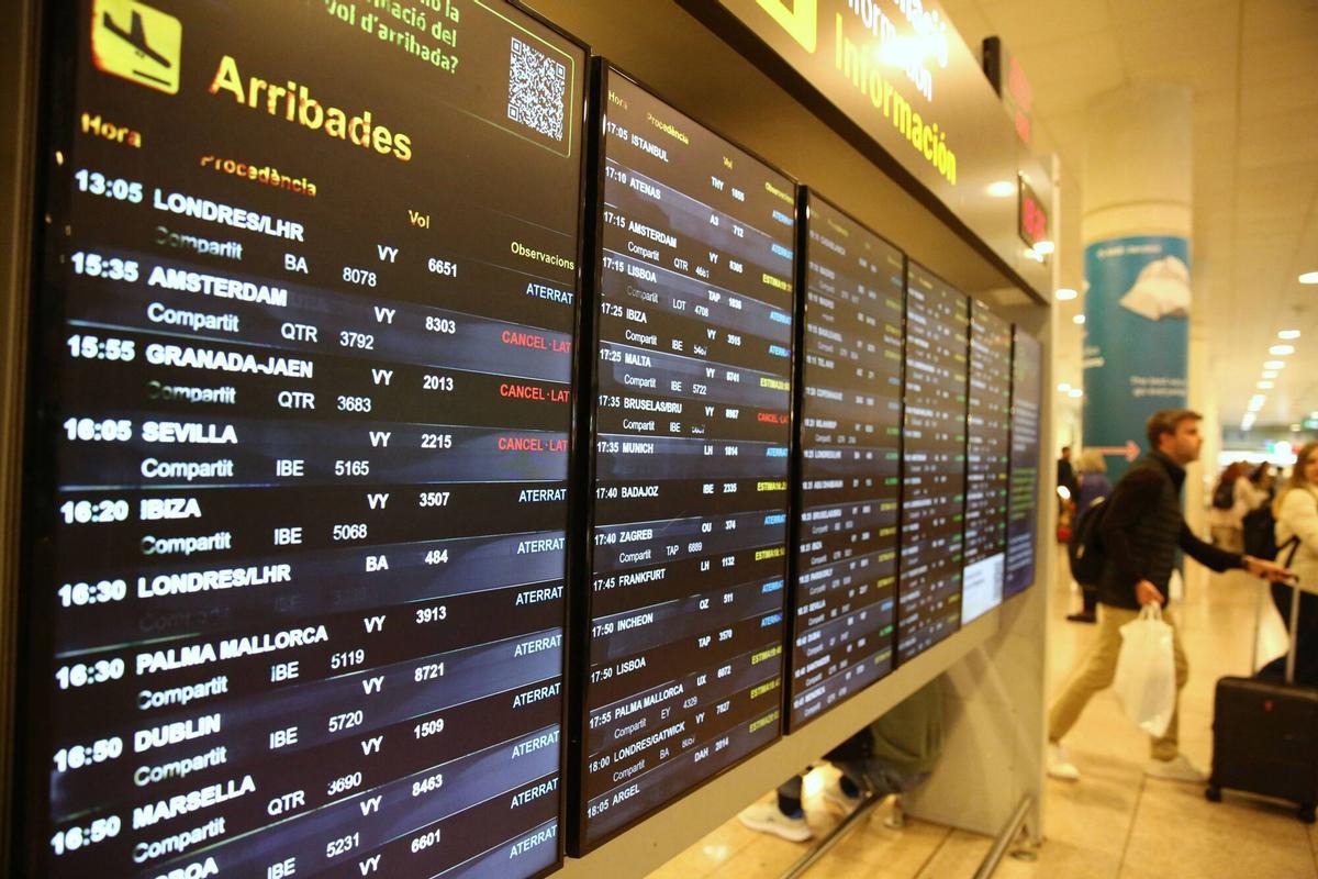 El temporal de fuertes lluvias en Barcelona y resto de Catalunya ha provocado al menos 47 cancelaciones y dos desvíos de vuelos, además de numerosos retrasos en el aeropuerto de Barcelona-El Prat