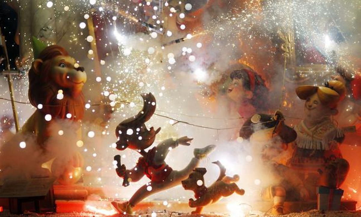 La Cremà posa fi a les festes valencianes amb la crema de les falles la nit de Sant Josep.