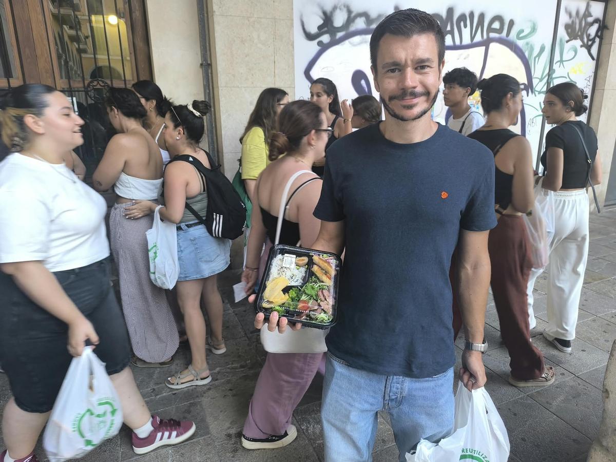 Adrián tras su compra en el nuevo supermercado asiático de Palma: “La verdad es que el precio está muy bien. El Carrefour es mucho más caro"