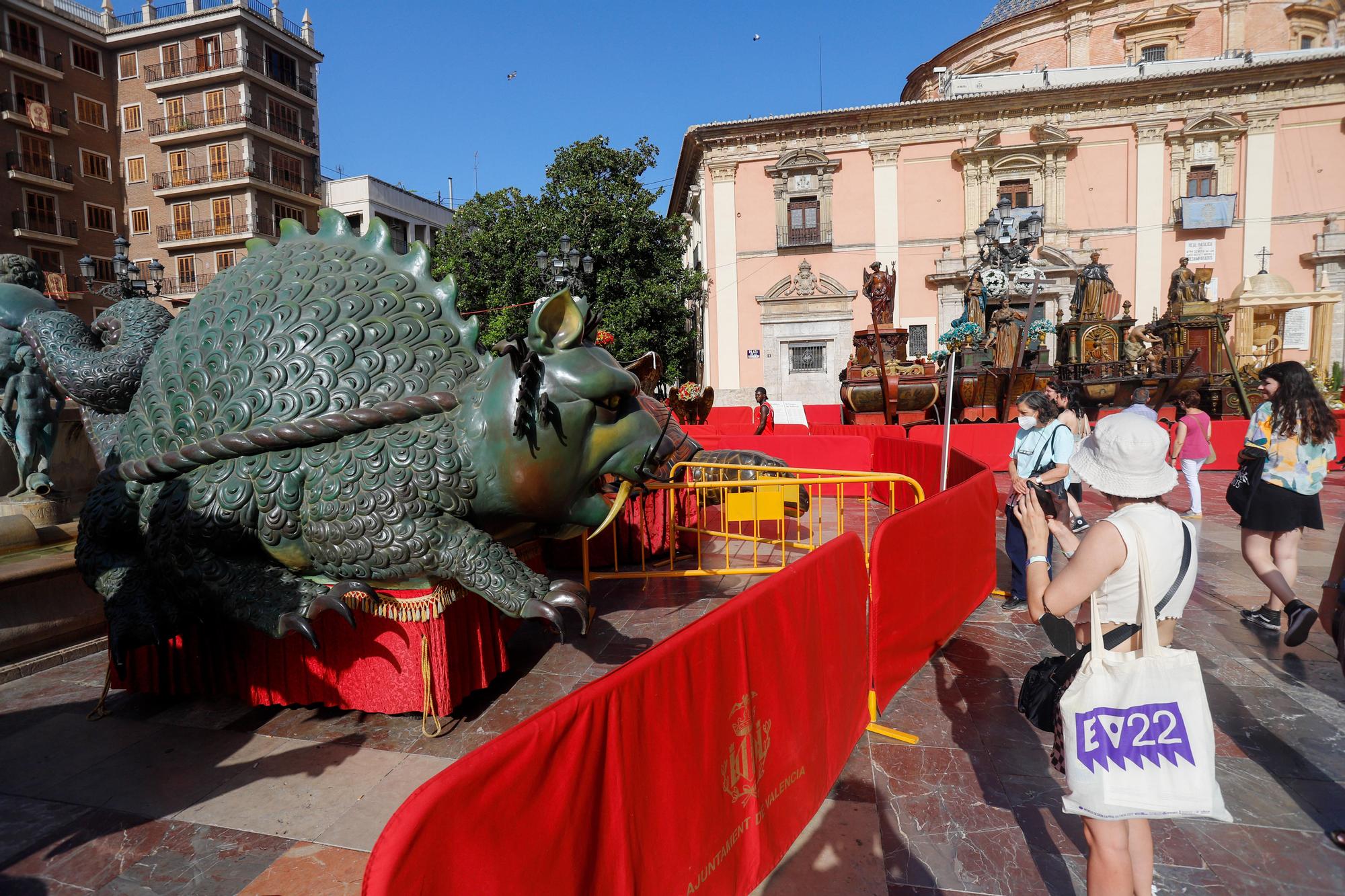 Sábado de Corpus: ambiente en la plaza, balcones y adornos florales