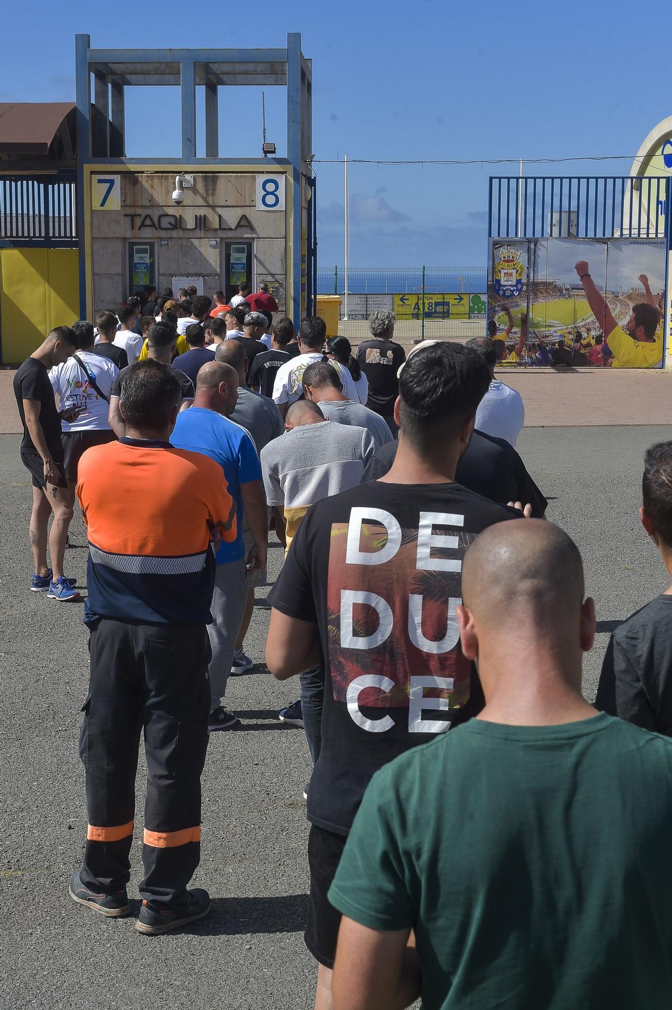 Colas en la taquilla del Estadio de Gran Canaria para comprar entradas del partido UD Las Palmas - Oviedo