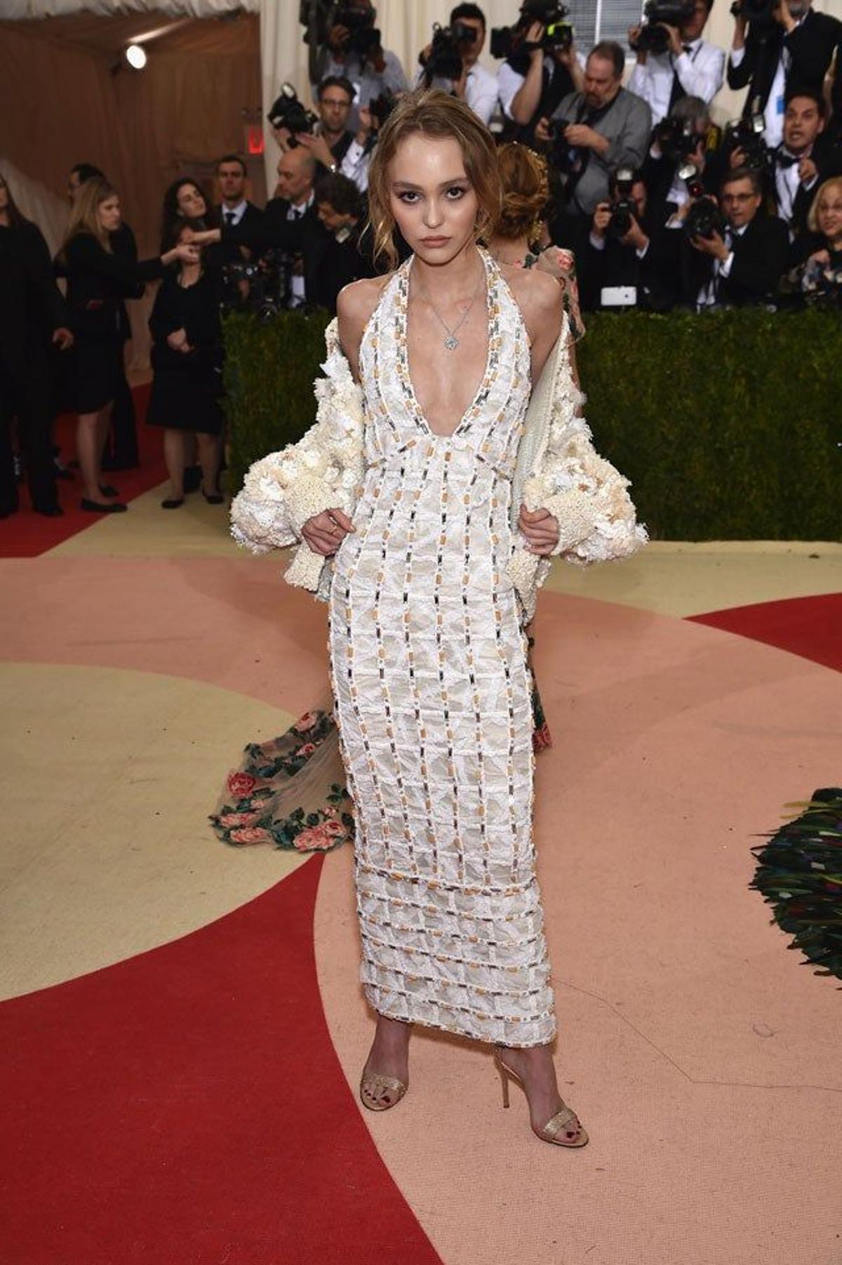 Lily-Rose Depp, de Chanel, en la alfombra roja de la gala Met 2016.