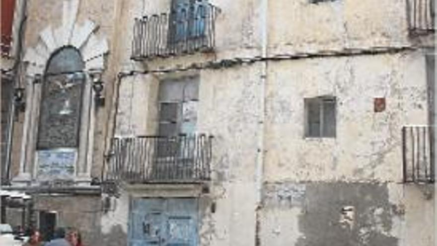 El edificio, con el retablo de la virgen en la fachada.