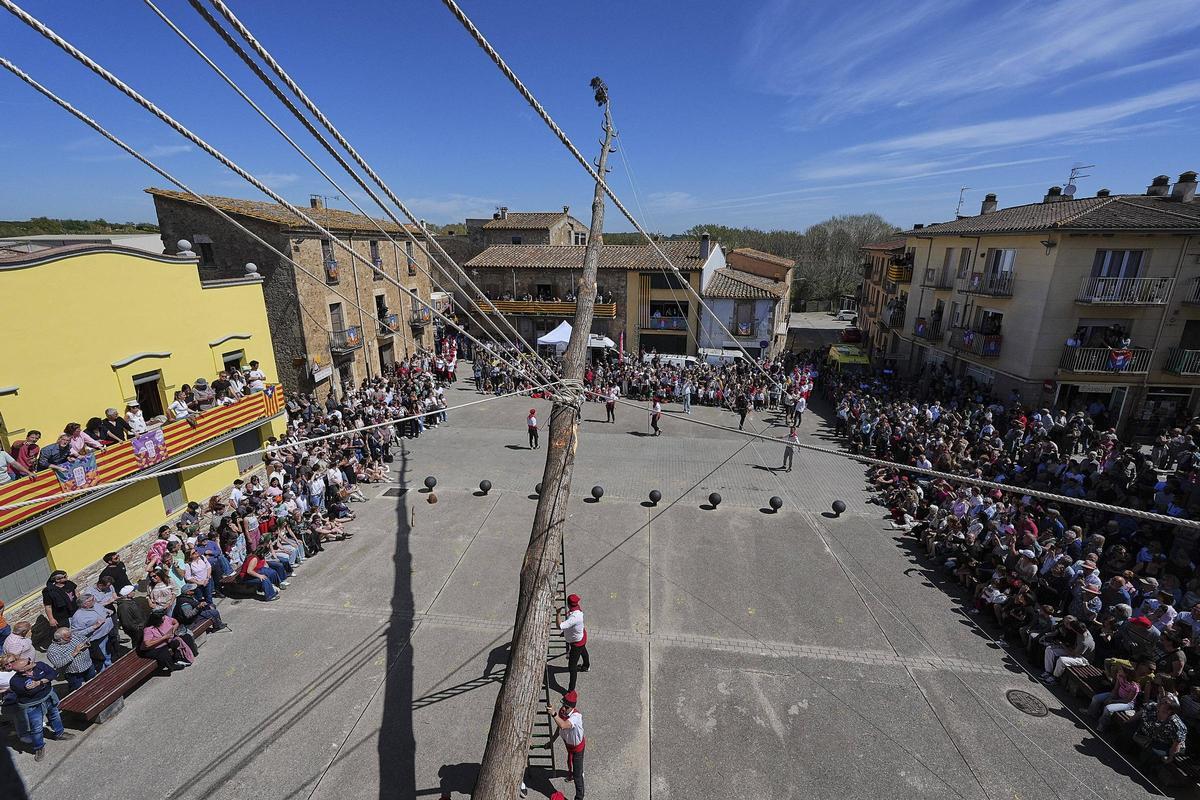 Les imatges de la plantada de l'arbre de Maig i del ball del Cornut de Cornellà del Terri Les imatges de la plantada de l'arbre de Maig i del ball del Cornut de Cornellà del Terri