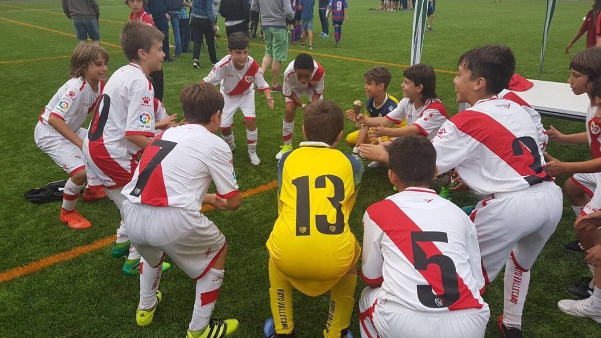 Los chicos del Rayo, en la entrega del trofeo Usansolo