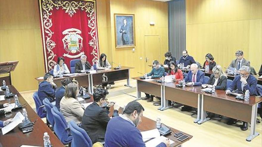 El Pleno aprueba suspender el expediente a Aqualia