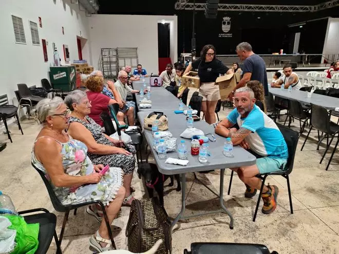Galería de imágenes: El Polifuncional de Moncofa, uno de los puntos de encuentro para los evacuados por el incendio de la Vall
