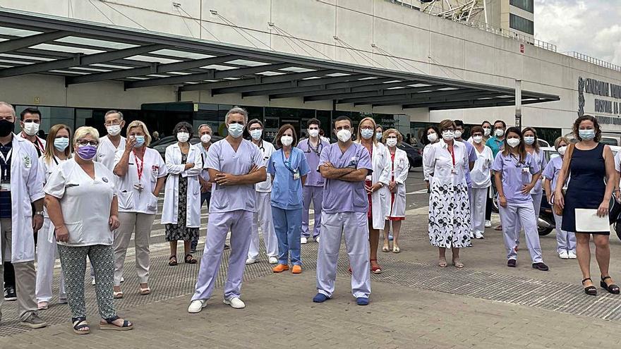 Profesionales del hospital La Fe durante la concentración de ayer en València. | HOSPITAL LA FE