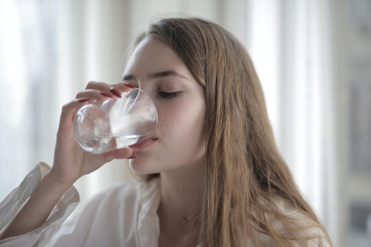 Beber agua es fundamental para combatir el estreñimiento