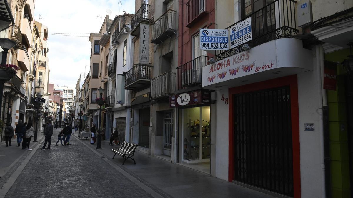 Fachadas de viviendas y comercios en Castelló.