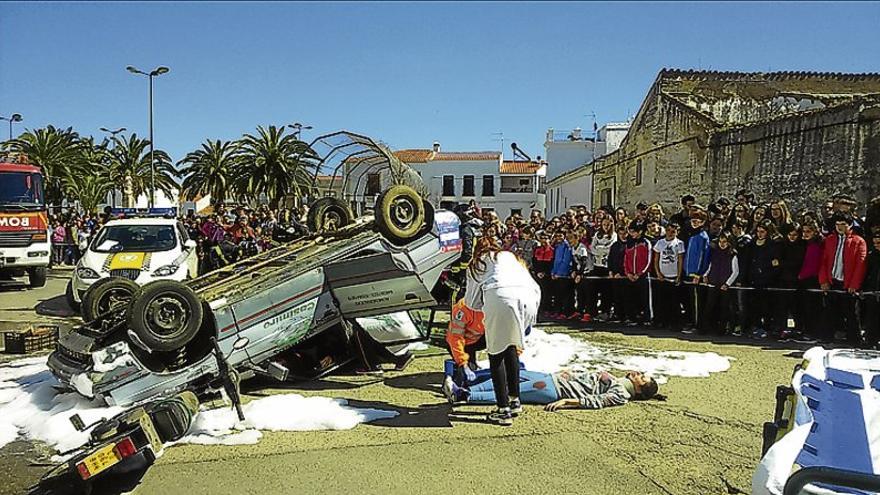 Estudiantes participan en un simulacro de accidente