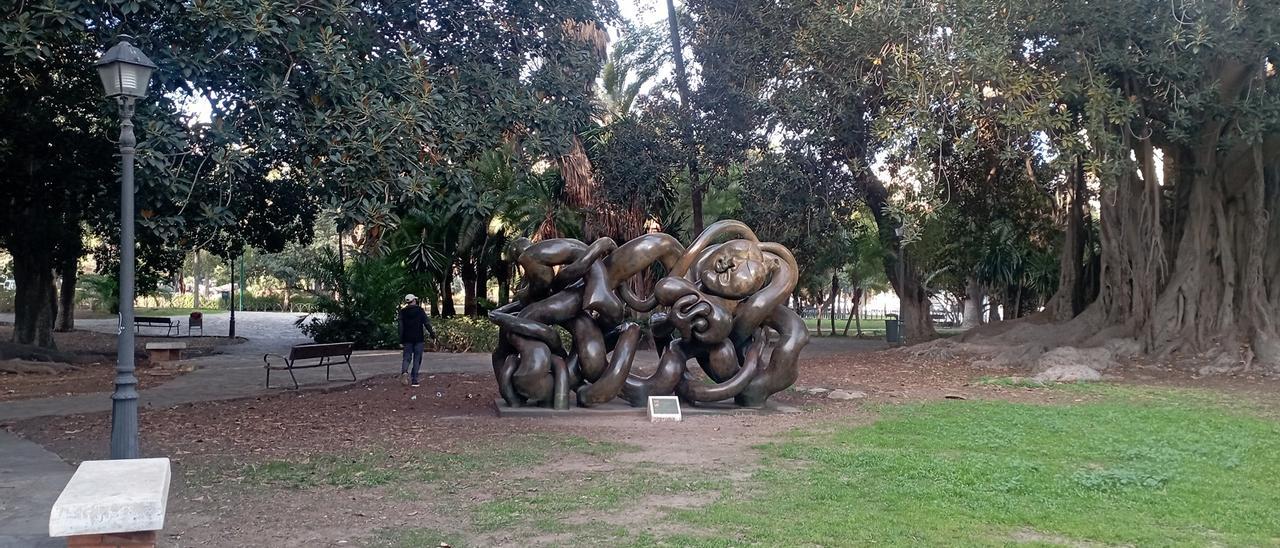 Al menos una parte del grupo escultórico de Berrocal en los Jardines de Picasso fue por fin limpiado el pasado otoño.