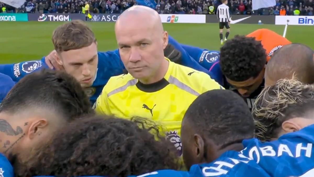 ¡Así ha sido el surrealista momento en que un arbitro queda atrapado en una arenga del Chelsea!
