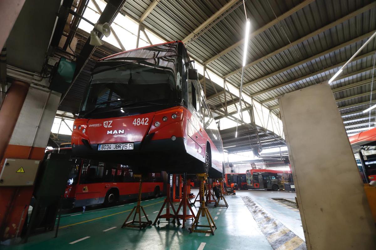 Reparación de un bus en los talleres de Avanza en Zaragoza, este miércoles.