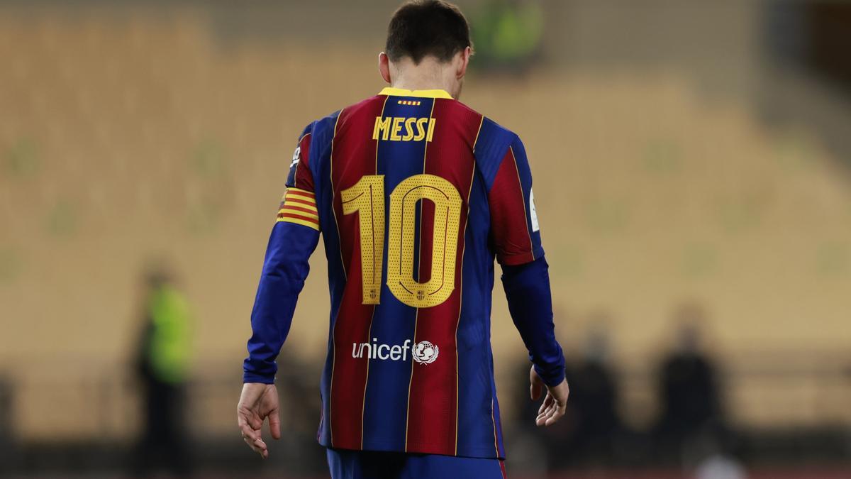 Messi abandona el estadio de La Cartuja tras ser expulsado.