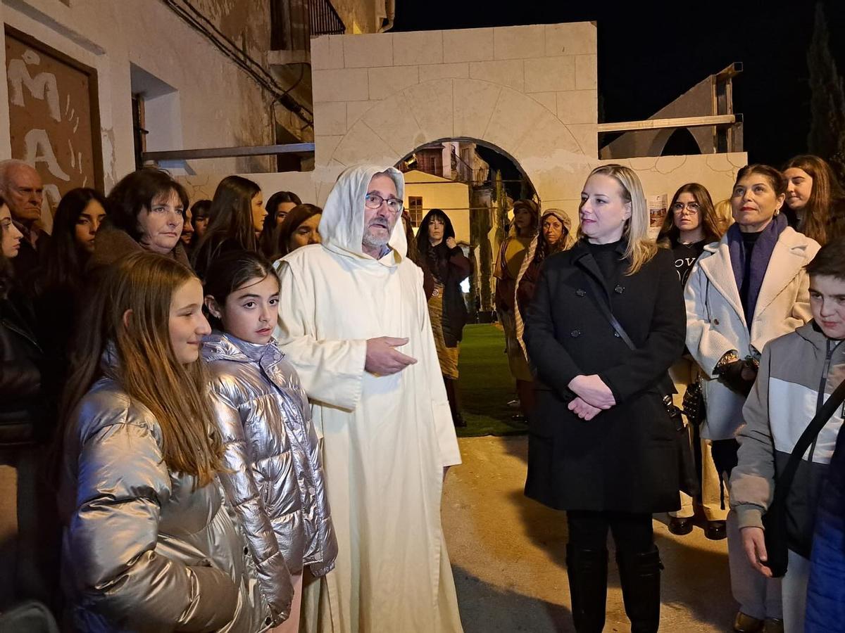 Foto de la inauguración del belén. Su creador, Juanvi López, aparece disfrazado de fraile junto a la alcaldesa de Altura, Rocío Ibáñez.
