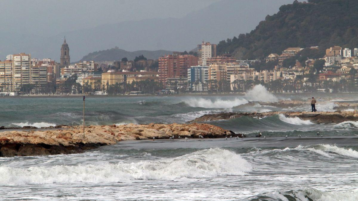 Espectacular imagen del oleaje en las playas de Málaga, a inicios de mes de febrero.