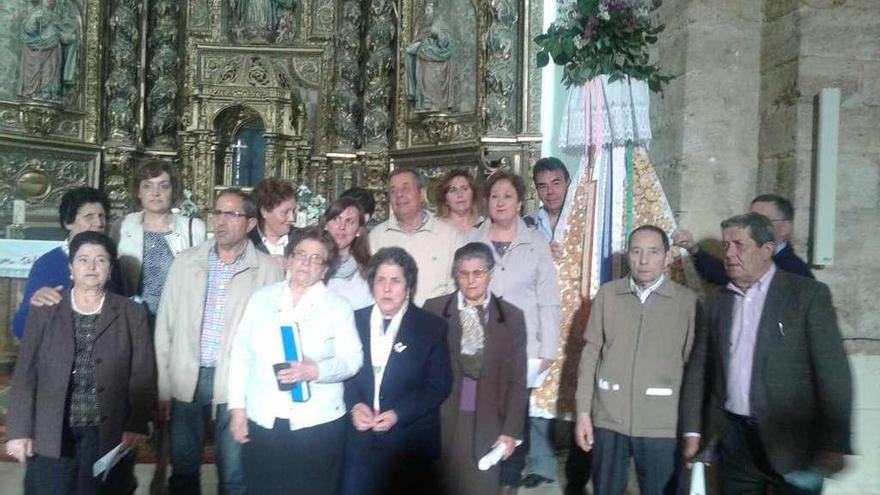 Vecinos de Matilla de Arzón posando con el ramo en el altar de la iglesia.