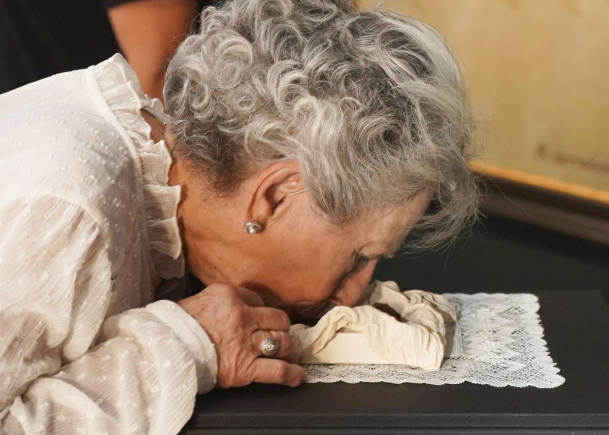 Amalia Bóveda bica o restos do piñeiro ante o que asasinaron a seu pai. | R.V.