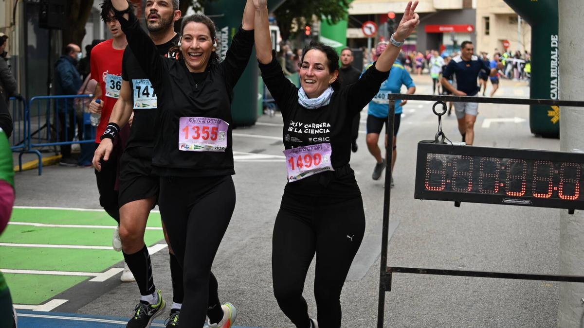 Dos corredoras llegan a la meta en la Vuelta al Baluarte 2025.