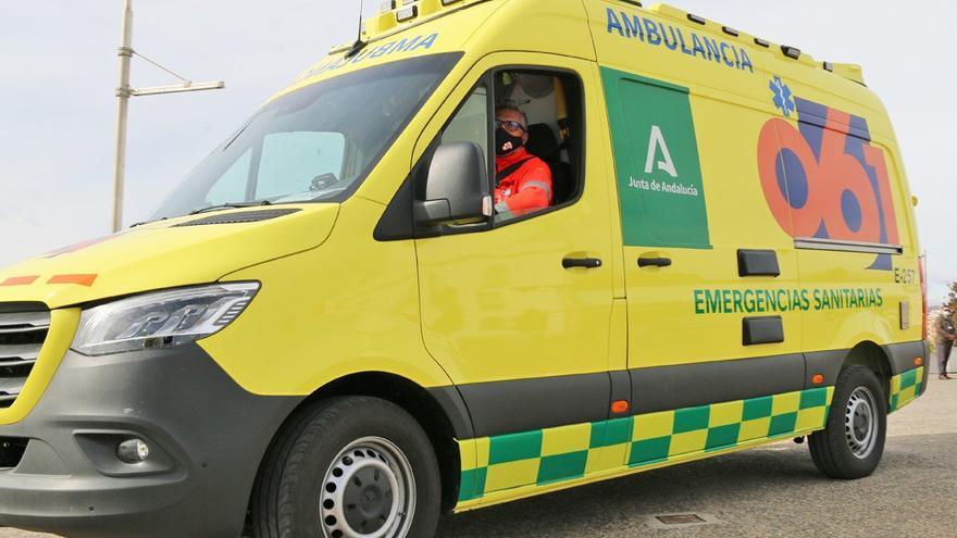 Herida una mujer después de que su vehículo se saliera de la vía y volcara en Málaga