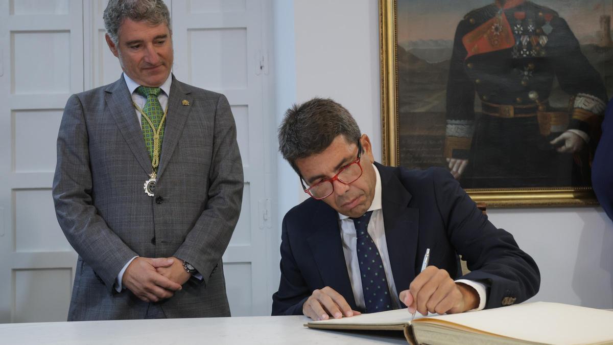 Carlos Mazón firma en el libro de honor de Orihuela, en la imagen junto al alcalde Pepe Vegara