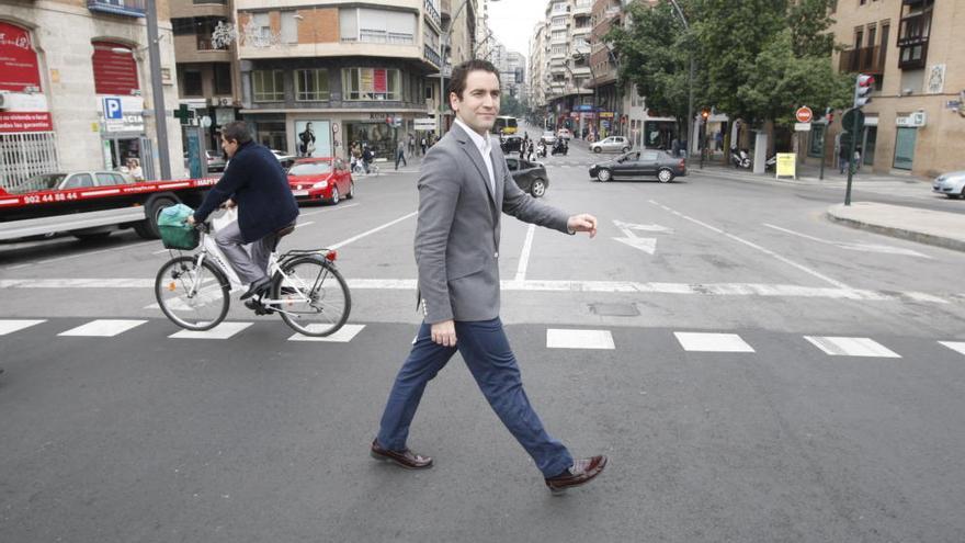 Teodoro García Egea cruza un paso de peatones en la Gran Vía Escultor Salzillo de la capital murciana, en una imagen a lo Beatles.