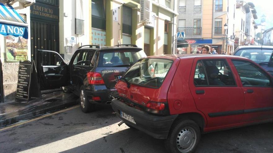 Herida una mujer al estamparse contra dos coches aparcados en Cangas de Onís