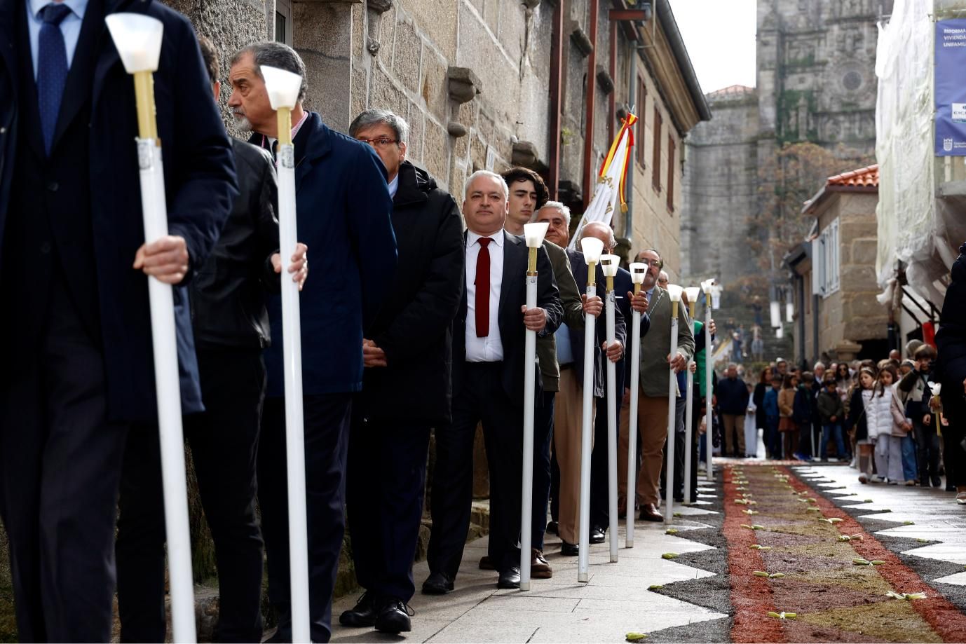 El Viático lleva la comunión a 6 enfermos: alfombrados florales y emoción en Pontevedra