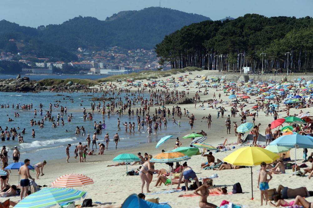 Vigo disfruta del sol del verano con un Samil a rebosar. // Marta G. Brea