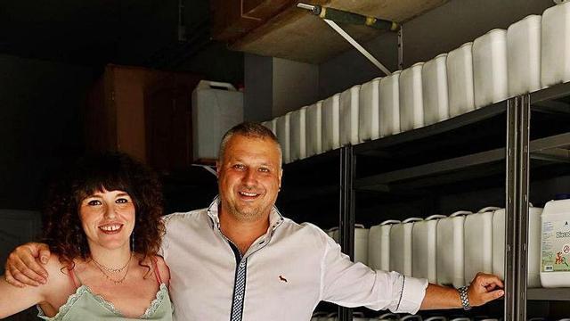 Vanesa Fernández y Sergio Fernández, impulsores de Diecol Pet, en un almacén de la empresa en Laviana.