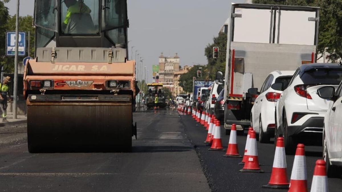 Trabajos de asfalto en el Vial Norte, para instalar asfalto fonoabsorbente.