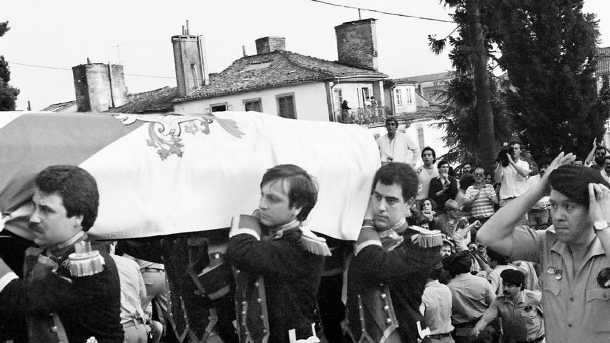 Dos imágenes de la llegada de los restos de Castelao. |   // FDV